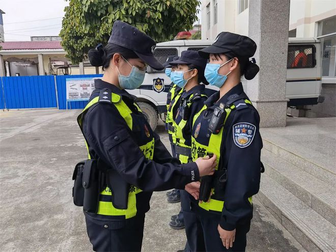 包含爱沙尼亚自行车队队员摘得银牌，英姿飒爽的词条