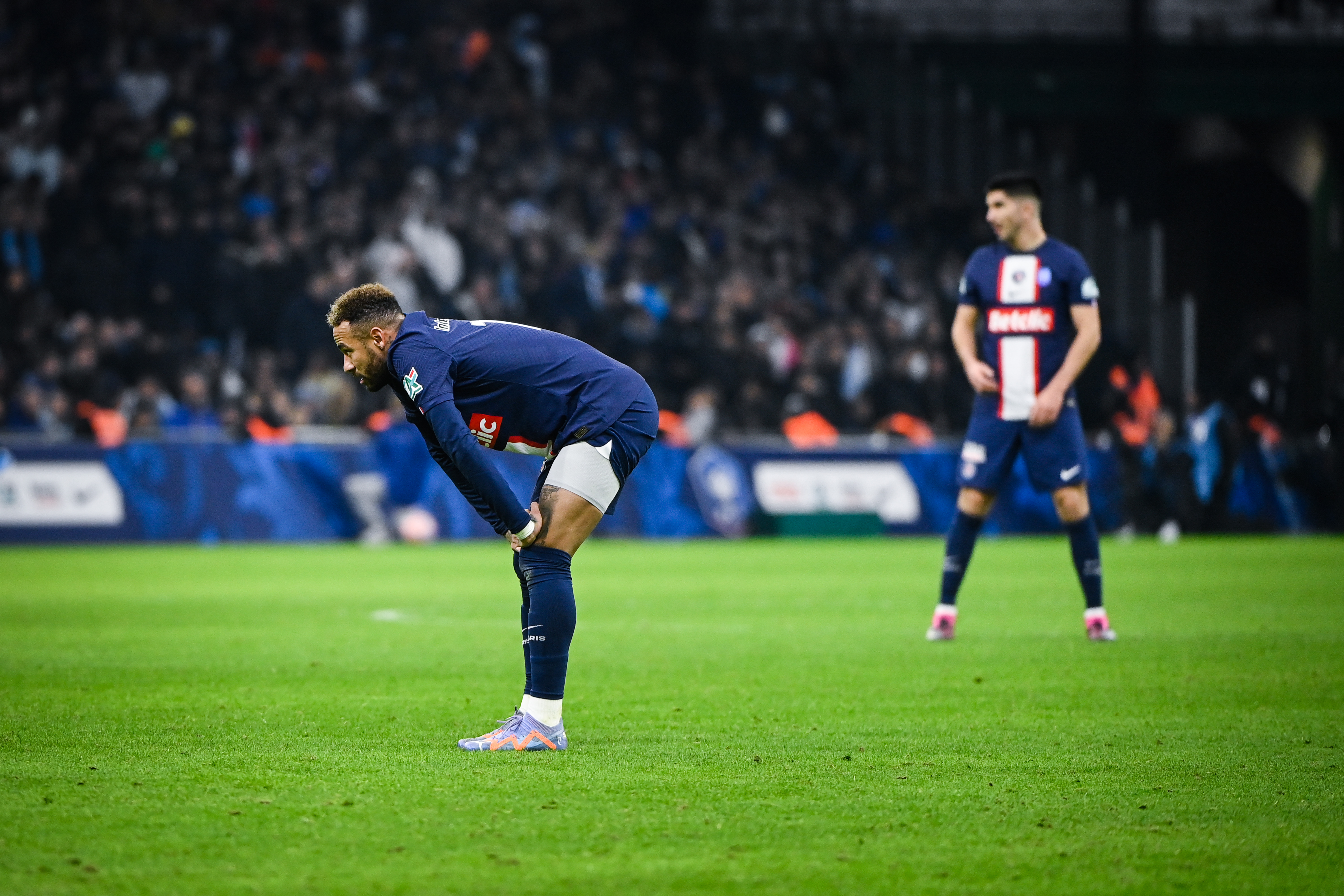 巴黎圣日耳曼球员受伤离场,引发球迷担忧 巴黎圣日耳曼球员受伤离场,引发球迷担忧