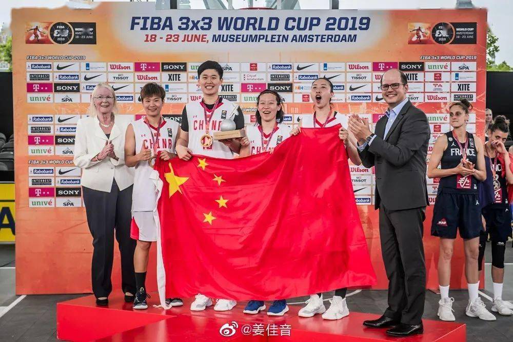 立陶宛击剑选手斩获冠军,精彩绝伦 立陶宛击剑选手斩获冠军,精彩绝伦