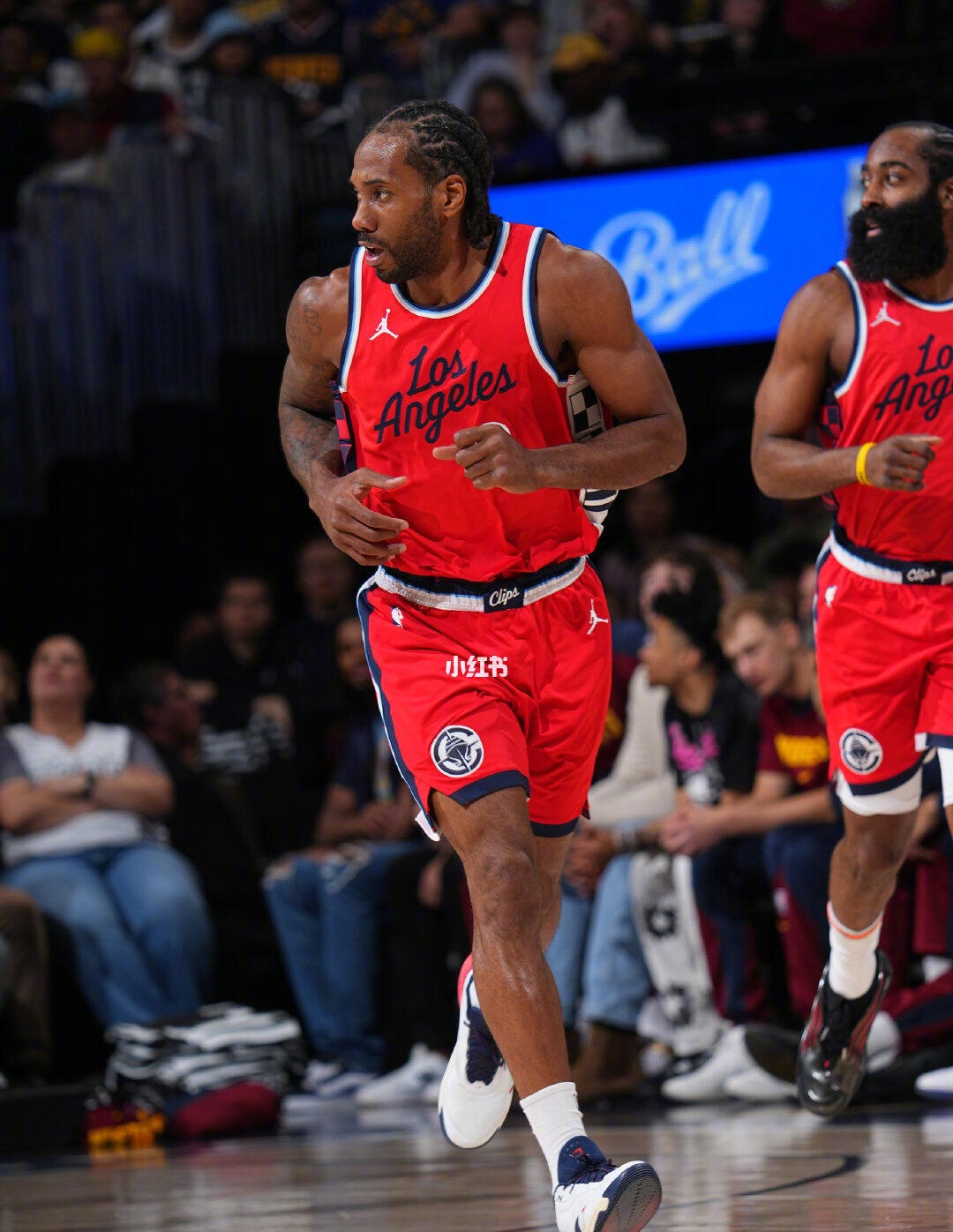 猛龙巨星被罚下:伦纳德表现亮眼带领球队遭遇惨败 猛龙巨星被罚下:伦纳德表现亮眼带领球队遭遇惨败