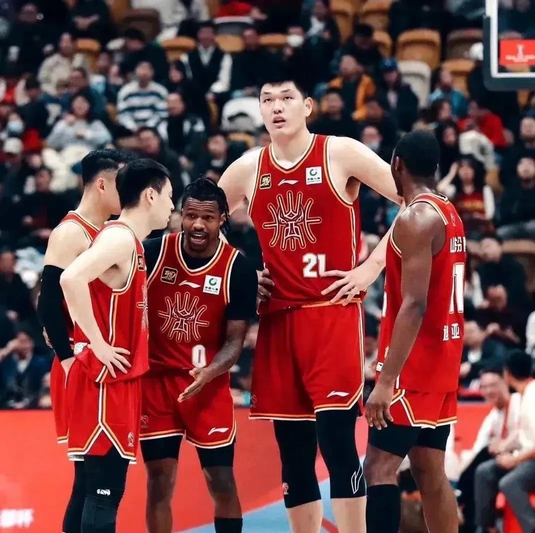 世俱杯改制-江苏与山西队在赛场上火花四射