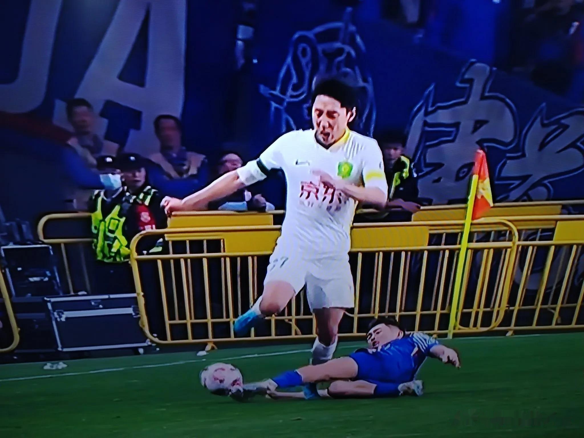 世俱杯2025-国内足球联赛场面激烈,裁判执法引争议