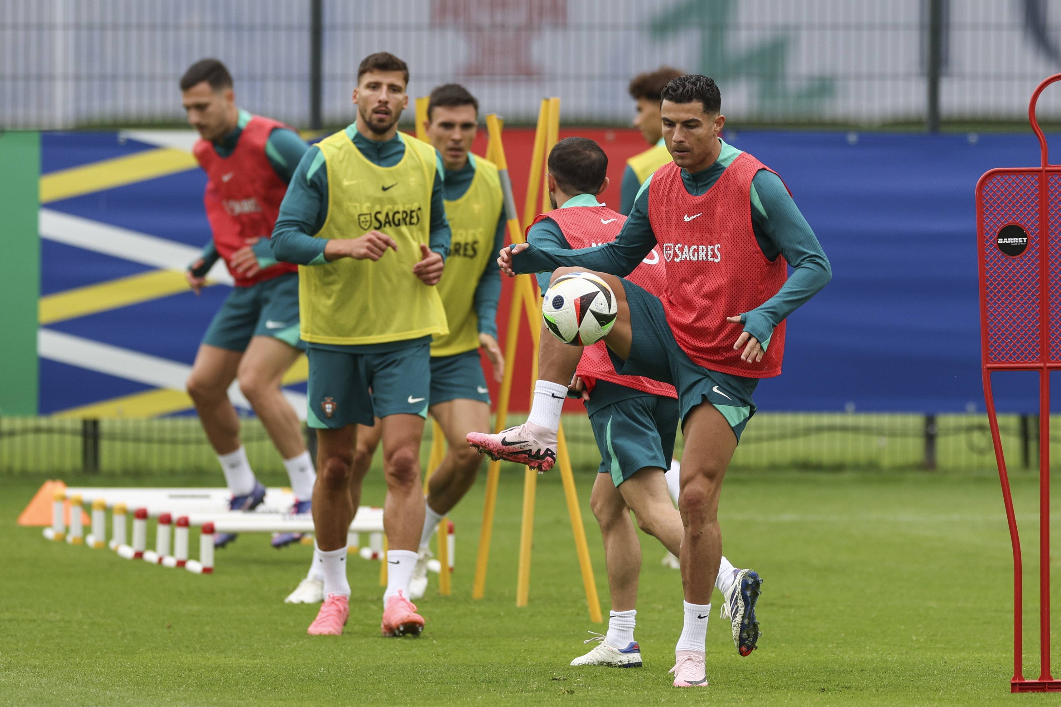 世俱杯决赛-葡萄牙士气高昂备战斯洛伐克,夺取胜利为己任