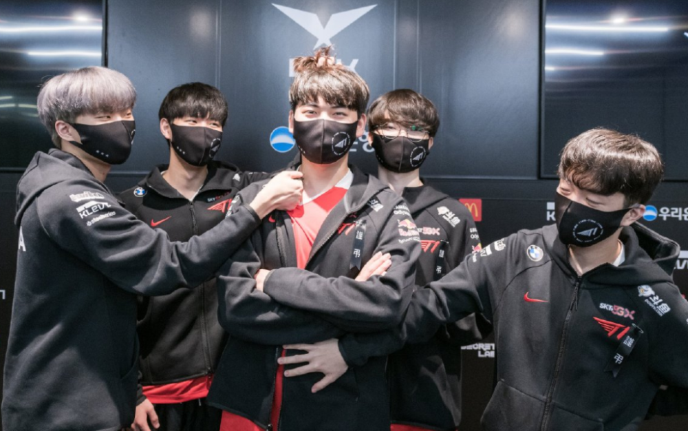 T1血洗BLG,Deft线上压制力十足宿敌对决半决赛,引爆全场热议 T1血洗BLG,Deft线上压制力十足宿敌对决半决赛,引爆全场热议