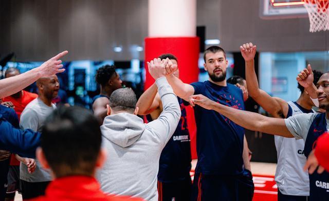 快船队球员集体休赛,备战季后赛 快船队球员集体休赛,备战季后赛