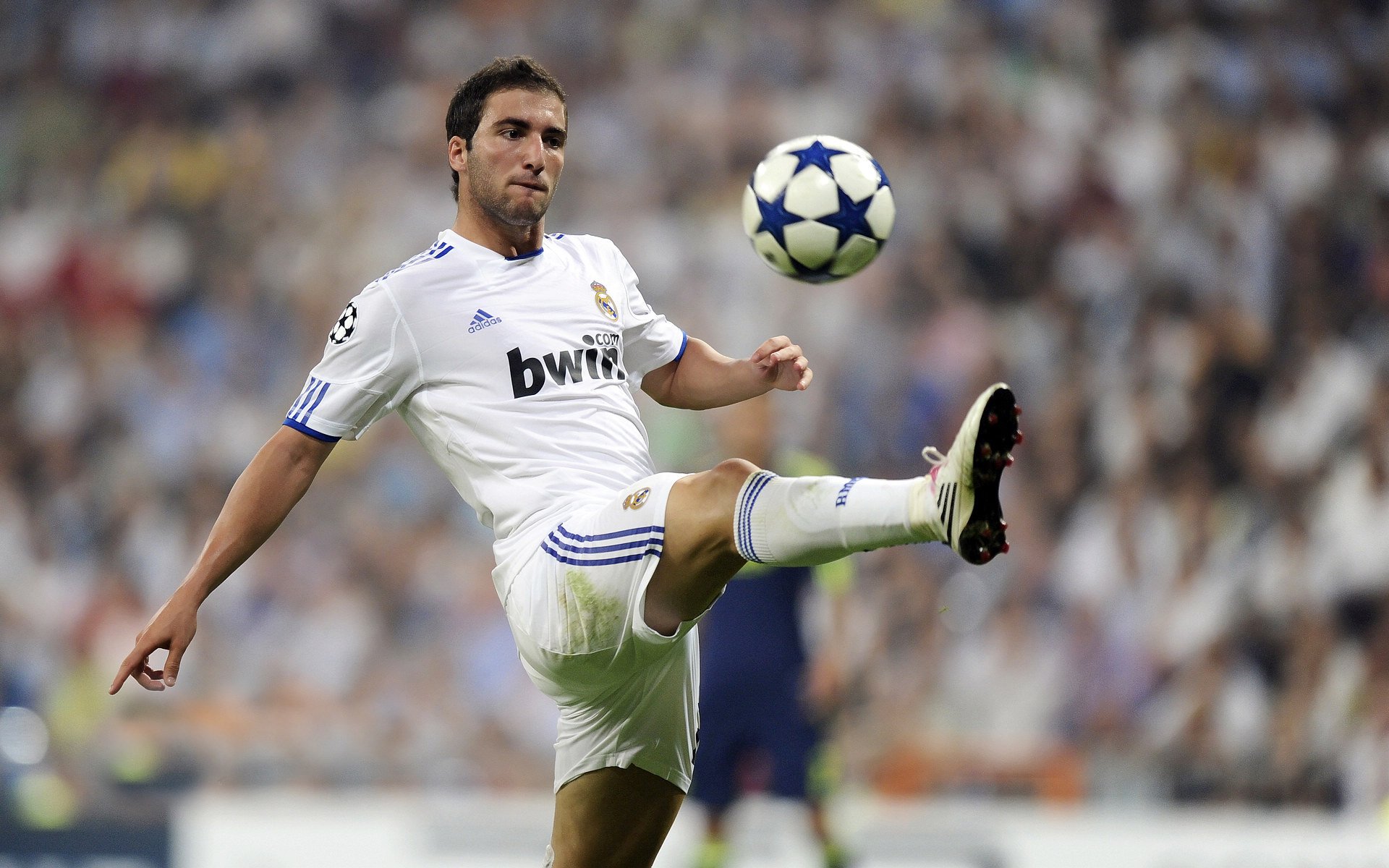 超越足球的封锁，当加克波在绿茵场上证明自己时，智利在气候谈判中封锁了巴黎